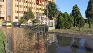 Su borusu patladı, PTT Başmüdürlüğü önü göle döndü