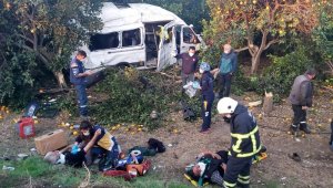Tarım işçilerini taşıyan servis aracı kaza yaptı: 9 yaralı