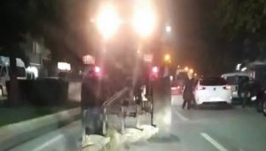 Traktör bu kez tarlayı değil yolu sürdü