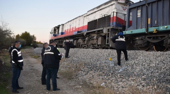 Trenin çarptığı kadın hayatını kaybetti