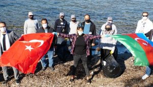 Tuğba Ekinci Bodrum'da çöp topladı