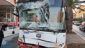 Urla'da iki Eshot otobüsü çarpıştı