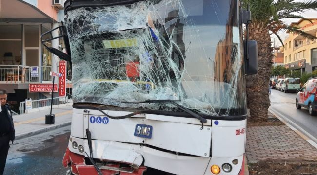Urla'da iki Eshot otobüsü çarpıştı