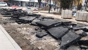 Yazık! Dün serilen asfalt bugün söküldü
