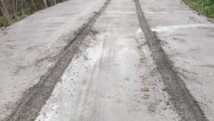 Yeni yapılan beton yolda araç kullanıp tahrip ettiler