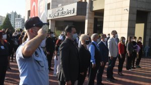 Yenişehir'de belediye personeli Ata'sını andı