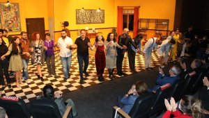 Yıldız Kenter Sahnesi 'Takıntılar' oyunuyla 'Perde' dedi