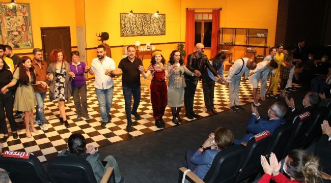 Yıldız Kenter Sahnesi 'Takıntılar' oyunuyla 'Perde' dedi