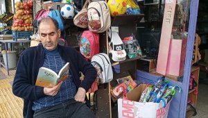 Yıllardır iş yerinde kitap okuyor