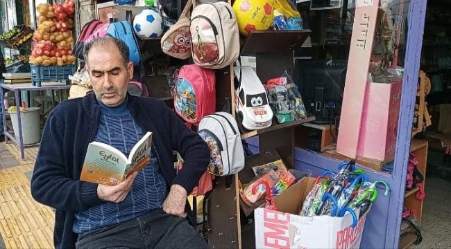 Yıllardır iş yerinde kitap okuyor