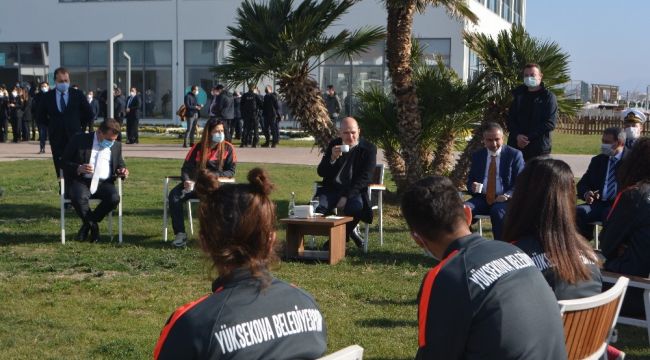 Yüksekova Kadın Futbol Takımı'na "Soylu" jest