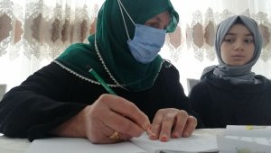 3 doktor, 4 öğretmen, 1 mühendis, 1 hemşire yetiştiren anne okuma-yazma öğreniyor