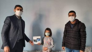 7 yaşındaki Şeymanur tabletine kavuştu