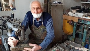 74 yaşında, 60 yıldır ayakkabı tamir ediyor