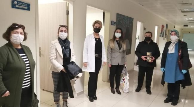 AK Partili kadınlardan sağlık çalışanlarına moral ziyareti