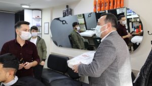 Akhisar Belediyesi'nden berber ve kuaförlere malzeme desteği