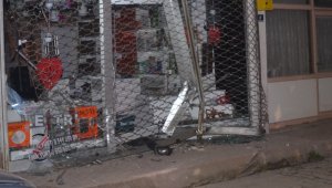 Alkollü ve ehliyetsiz sürücü iş yerine daldı