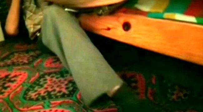 Annesinin "Buraya hiç gelmez" dediği hırsız, divanın altından çıktı