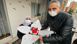 Annesinin doğum gününü vinçle kutladı