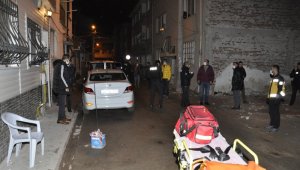 Arkadaşını vurmak isterken kendisini yaraladı