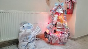 Atıklar yılbaşı ağacına dönüştürüldü