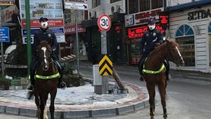 Atlı polisler kısıtlamaya uymayanların peşinde