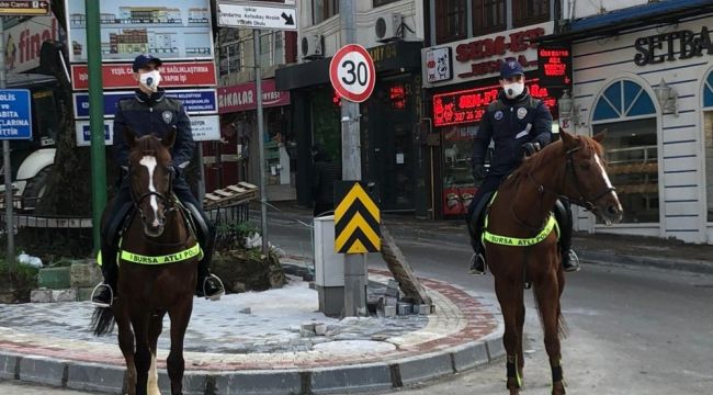 Atlı polisler kısıtlamaya uymayanların peşinde