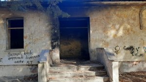 Ayvalık'ta metruk okul binasında yangın