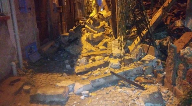 Ayvalık'ta tarihi bir ev yıkıldı, iki binanın çatısı çöktü