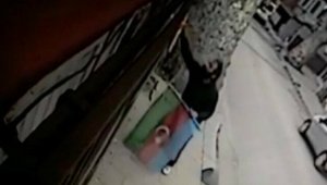 Azerbaycan ve Türk bayraklarını yere fırlattı