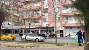 Babasını sokak ortasında sopayla öldürdü