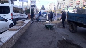 Bağlar'da bozulan parke taşları yenileniyor