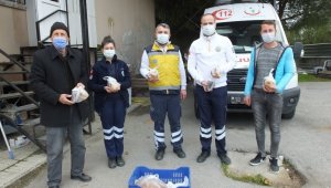 Balıkesirli arıcılardan sağlıkçılara ballı ziyaret