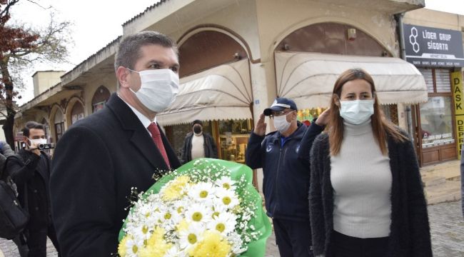 Başkan Ercengiz, 40 gün sonra çiçeklerle karşılandı
