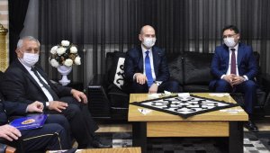 Başkan Zeybek'ten Bakan Soylu'ya ekmek kadayıfı ikramı