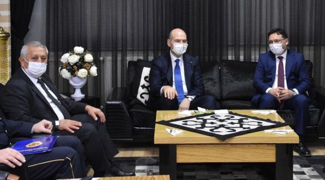 Başkan Zeybek'ten Bakan Soylu'ya ekmek kadayıfı ikramı