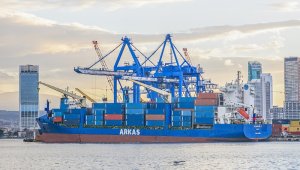 Baskın yapılan Türk gemisi İzmir Limanı'na yanaştı