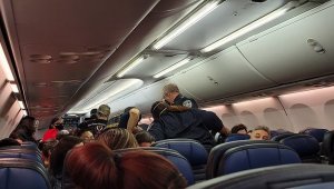 Bir yolcu uçakta Covid-19 nedeni ile hayatını kaybetti