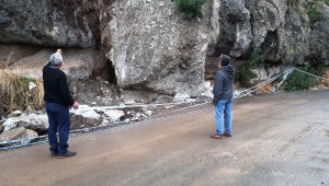 Bodrum'da tonlarca ağırlıktaki dev kaya parçası yola düştü