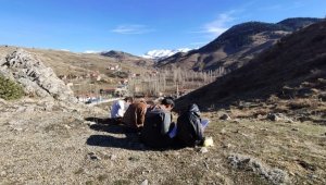 Bu köyde çocuklar uzaktan eğitim alabilmek için tepelere çıkıyor
