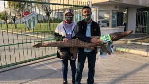 Bursaspor taraftarı tesise timsah getirdi