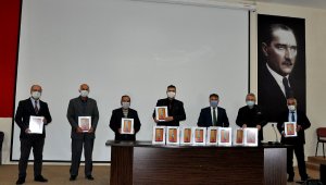 Çeşme'de uzaktan eğitime tablet desteği sürüyor