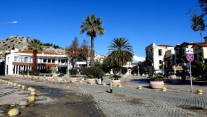 Çeşme'de yazlık evler dolu, sokaklar boş