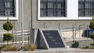 Denizli'de Atatürk büstünü söküp çöpe attı