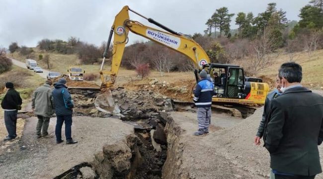 Denizli'de yağış sonrası yol çöktü