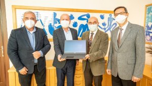 Depremzede öğrencilere bilgisayar