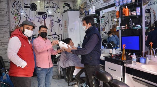 Ergani Belediyesi'nden kuaförlere maske ve dezenfektan desteği