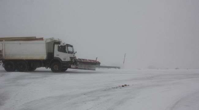 Erzincan'da 14 köy yolu kardan kapandı