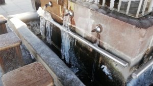Erzurum'da şadırvanlar buz tuttu
