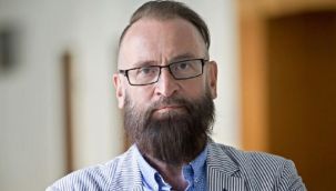 Eşcinsellik karşıtı vekil, eşcinsel seks partisinde basıldı